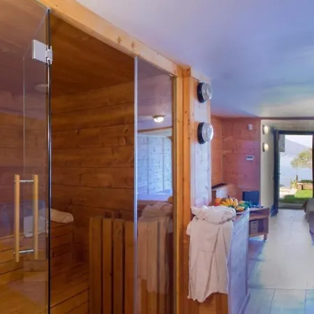 Vila Classic, Elegant Private Opposite Ispra