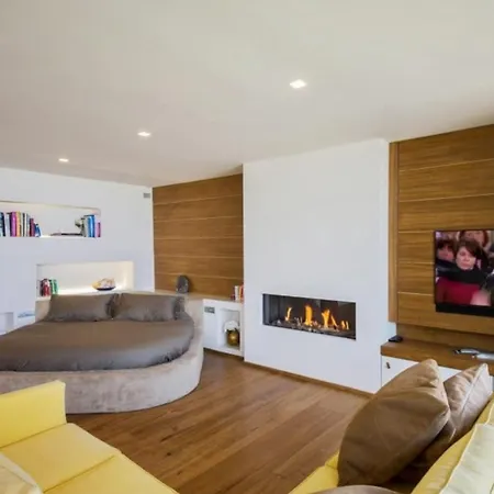 Vila Classic, Elegant Private Opposite *